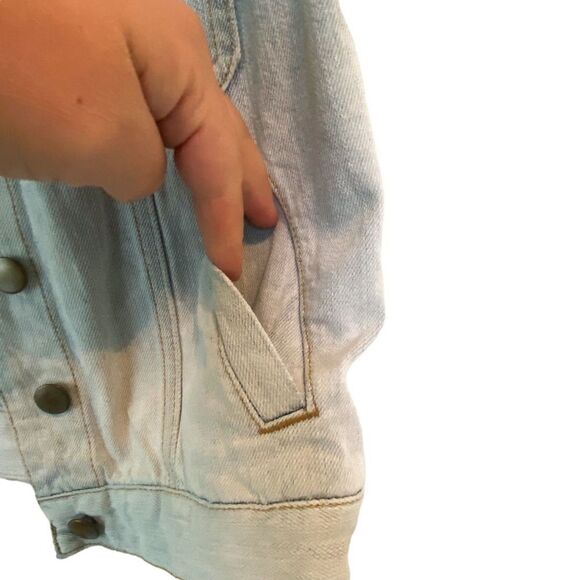 Forever 21 Blue Premium Denim Vest Jacket Size Small Two-Tone Jean Detail Trendy - Picture 4 of 5